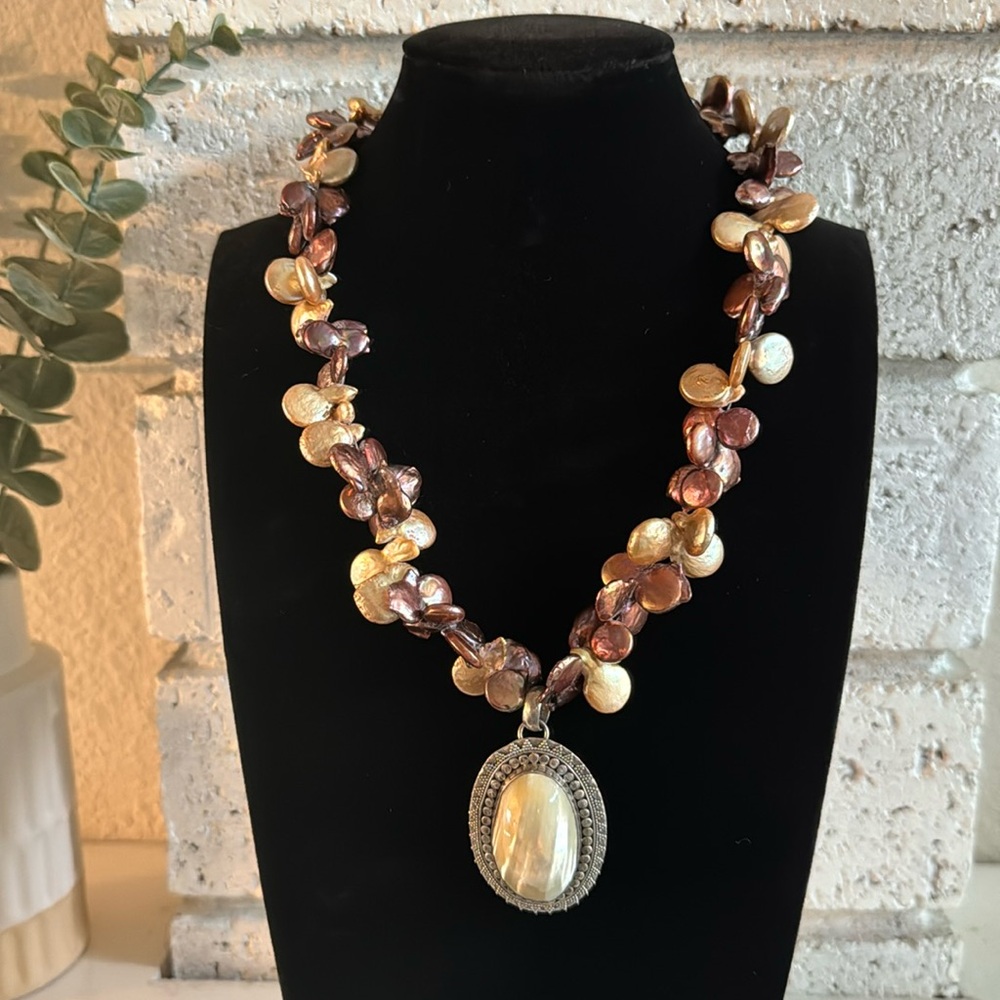 NWOT Freshwater Pearl Necklace with Mother of Pearl 925 Pendant